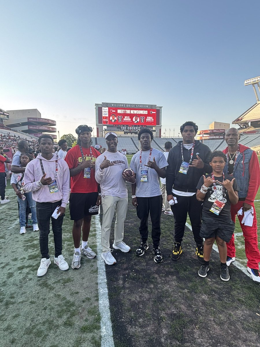 JZavien's tweet image. I had a great time in Willy B at  @GamecockFB Spring Game.The vibe was awesome as always I enjoyed it with my family #GoCocks🤙🏾🐓 @CoachSBeamer @togray14 @southpointeFBSC @CoachRichAD @RivalsFriedman @ChadSimmons_ @TomLoy247 @HaleMcGranahan @NeoDouglas @JoshDobsonDB