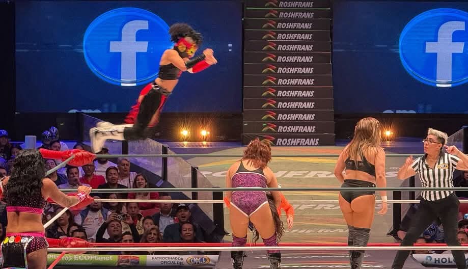 LaTijeraLucha's tweet photo. Gran lucha de #AmazonasDelCMLL, donde la tercia ruda de #Zeuxis, #Hera y #Candela pasan por encima de #Skadi, #IndiaSioux y #Kira, quienes quedaron cortas en su intento de triunfo, pero son las seis bien recompensadas con aplausos de la afición que abarrotó la #MexicoCatedral… https://t.co/KKlgx2Fre7