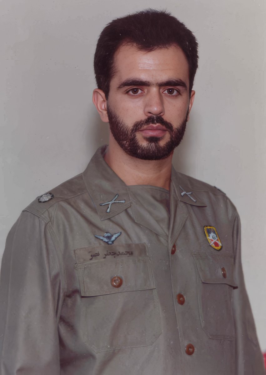 MeshkatShohada's tweet image. "نمیدانستم وارد ارتش شوم یا به سپاه پاسداران بروم. تا اینکه شبی در خواب آقا امام زمان علیه السلام را زیارت کردم. از ایشان پرسیدم آقا تکلیف من چیست؟ فرمودند: ارتش به شما نیاز بیشتری دارد، به ارتش بروید. به این ترتیب تکلیفم روشن شد و تصمیم گرفتم."
شهید محمدجعفر نصر اصفهانی