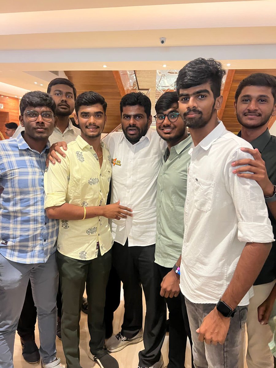 sutharsan_avnsi's tweet photo. We Youngsters are Always with Thalaivar @annamalai_k ❤️

பலமுறை அண்ணாமலை அண்ணனை சந்தித்து உரையாடி இருந்தாலும். நண்பர்களுடன் சேர்ந்து தலைவர் அண்ணாமலை-யை சந்தித்து உரையாடிய இந்த சந்திப்பு எப்போதுமே ஒரு நெகிழ்வான தருணம்.!
#Memories_2023 

@Senthil_TNBJP 
@etamilelango 
@thiyagusoft https://t.co/XnXtjz2OnR