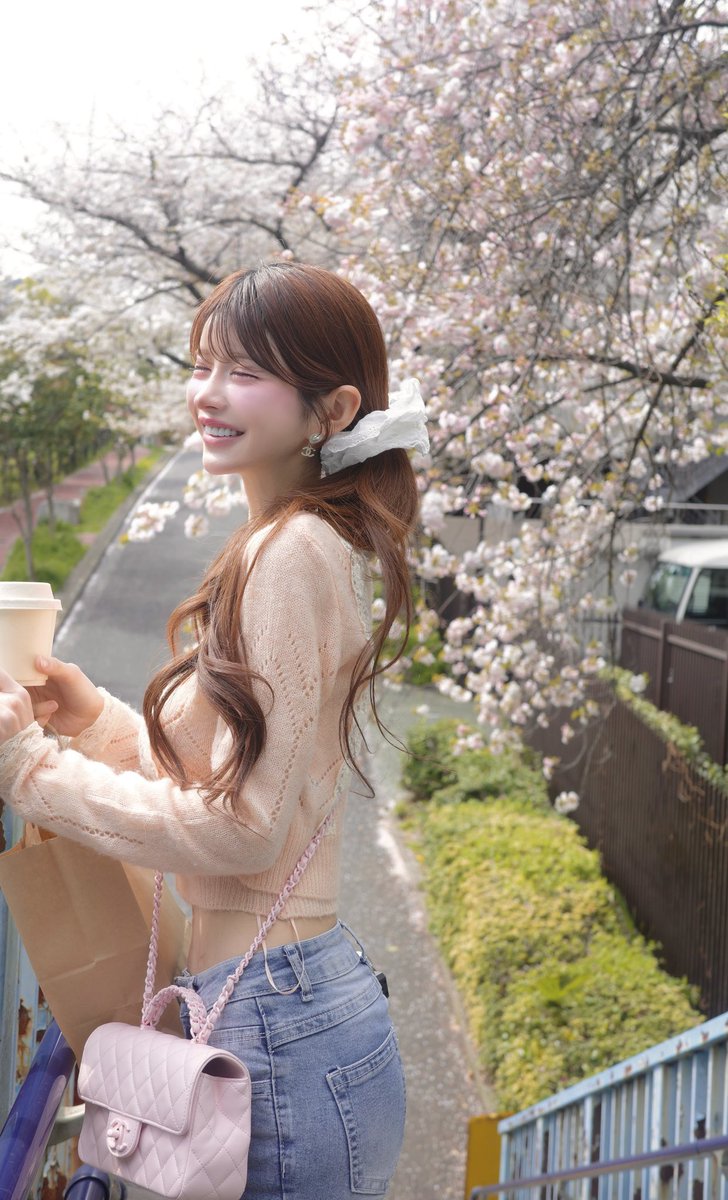 LgYTqcn5Ah16592's tweet photo. 春はあたしのために桜が咲くし、冬はあたしのために雪が降る https://t.co/CW7ngBcEXD