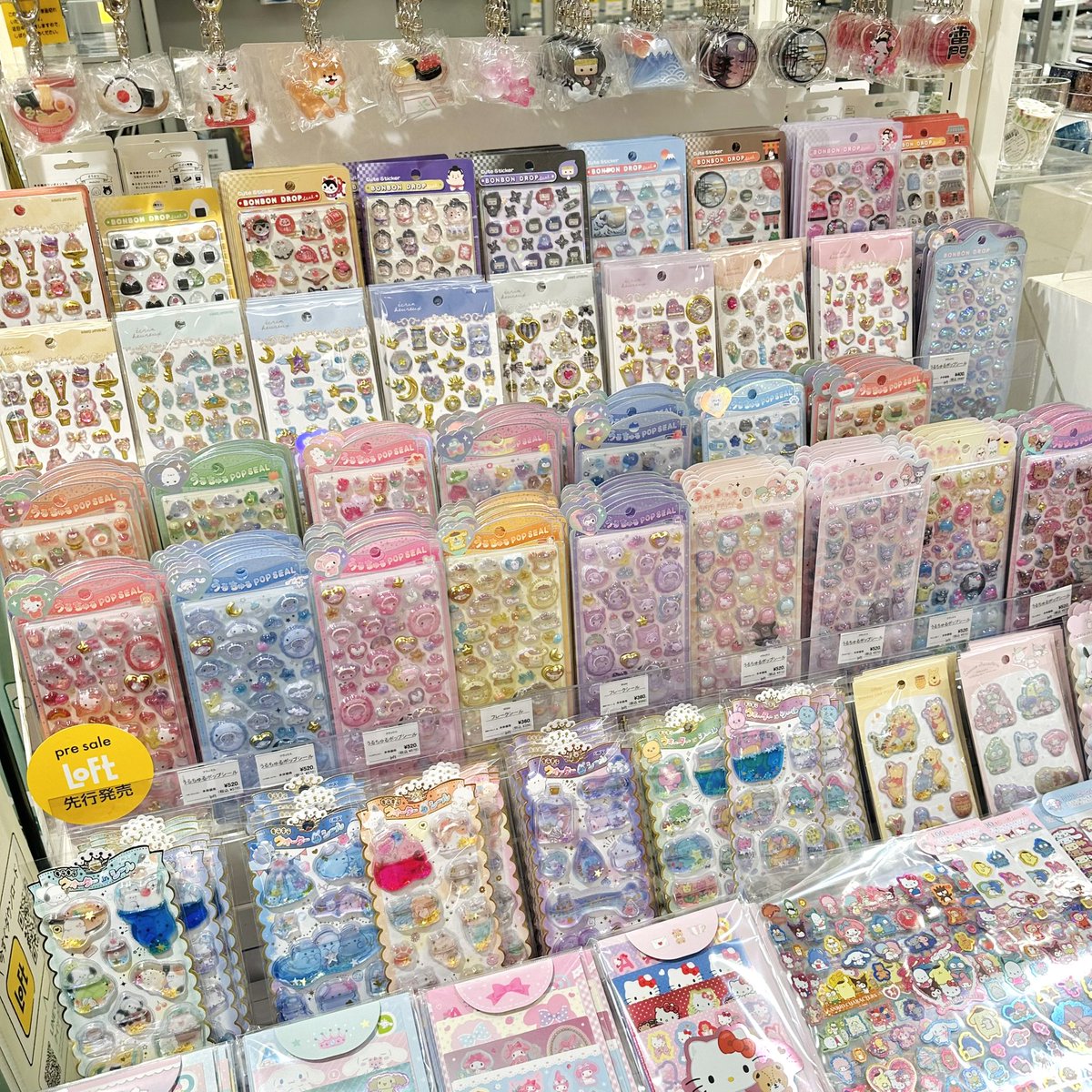 文具売場では、シールやステッカー、マステ、スタンプなど、さまざまなデコレーションアイテムを集めた『デコレーションパーティー2025』がスタートしました🙌✨  手帳やスマホ、ノートなど、身の周りのアイテムを自分好みにデコレーションして楽しんでみませんか？🤗🎵