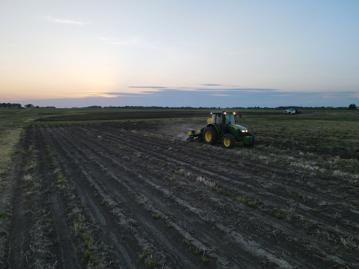 vaughn_reed2's tweet image. Good Friday ended up being decent Friday for the Fertility crew in Starkville and Brooksville. All but one corn trial is in the ground, but both planter and trailer gave out on us as we finished up. We’re just gonna let that be Mondays problem…