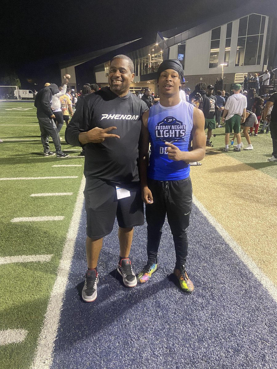 Eli2Underrated's tweet photo. Tonight At #FNL Was An Amazing Experience. Loved The Energy Of The Whole Showcase‼️ #OnTheRoadToGreatness @grindatlanta @routeking_1 @RecruitGeorgia @HCCA_Athletics @247recruiting @On3Recruits https://t.co/VeQVd7pFxv