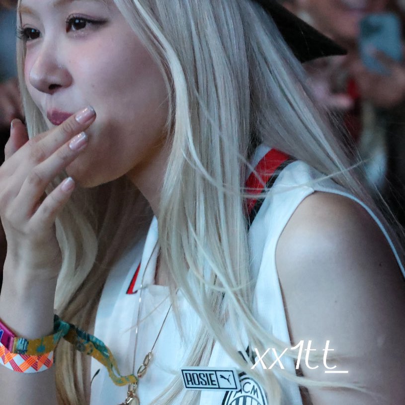 rosé pics tweet media