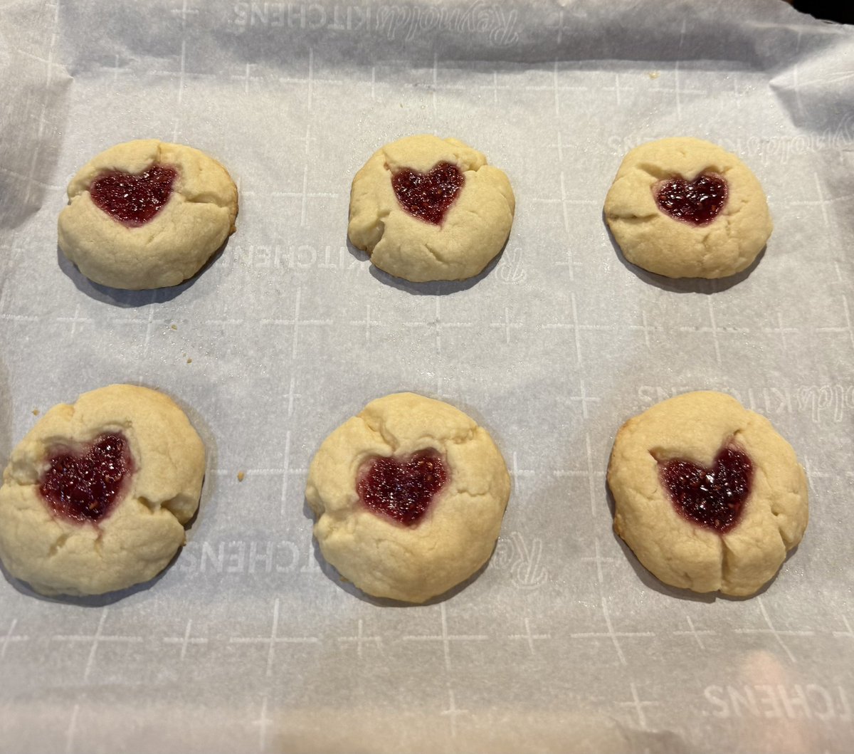 inomv's tweet photo. snow day bake :) ♥️ https://t.co/DLZitigTPJ