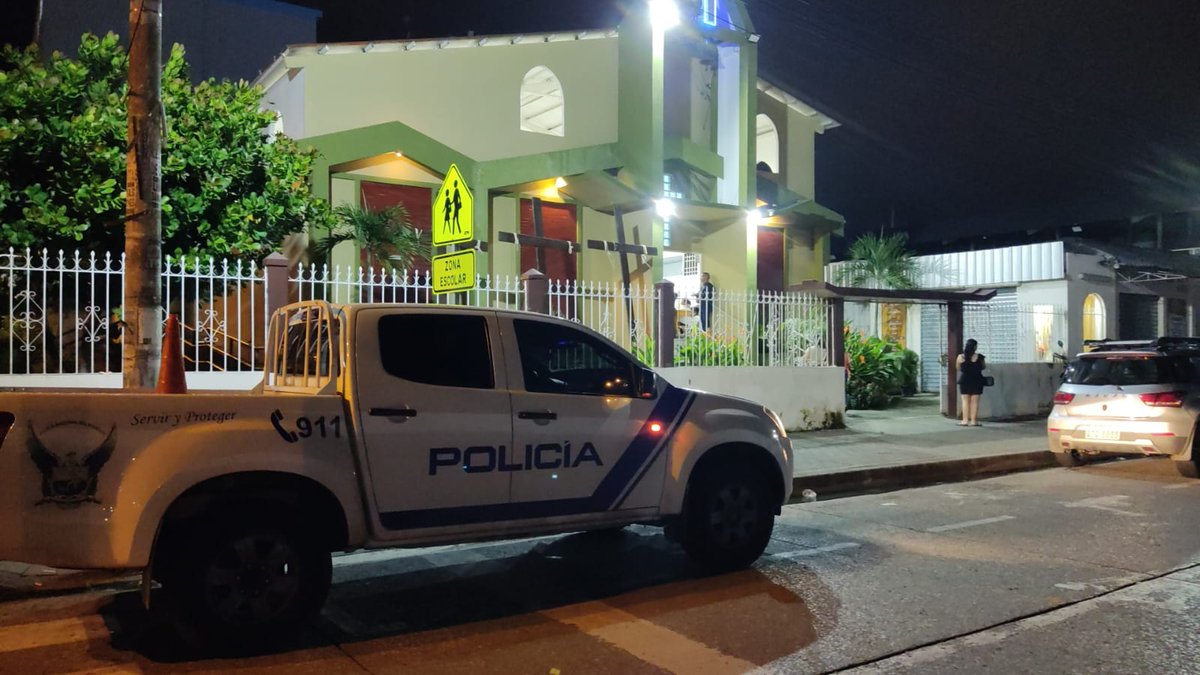 PoliciaEcZona8's tweet photo. RESGUARDO POLICIAL

Servidores policiales en el Distrito Florida, #Guayaquil, acompañaron durante la Procesión del Silencio por el Viernes Santo que se organizó desde la Parroquia Santos Joaquín y Ana, en la ciudadela Martha de Roldós.

#FeriadoConAcciónYCompromiso https://t.co/ejg5OeJney