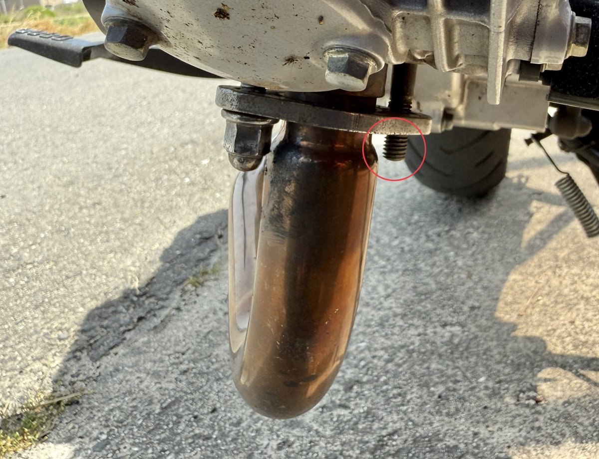 あっ、マフラーを固定しているネジがない😱
#モンキー125