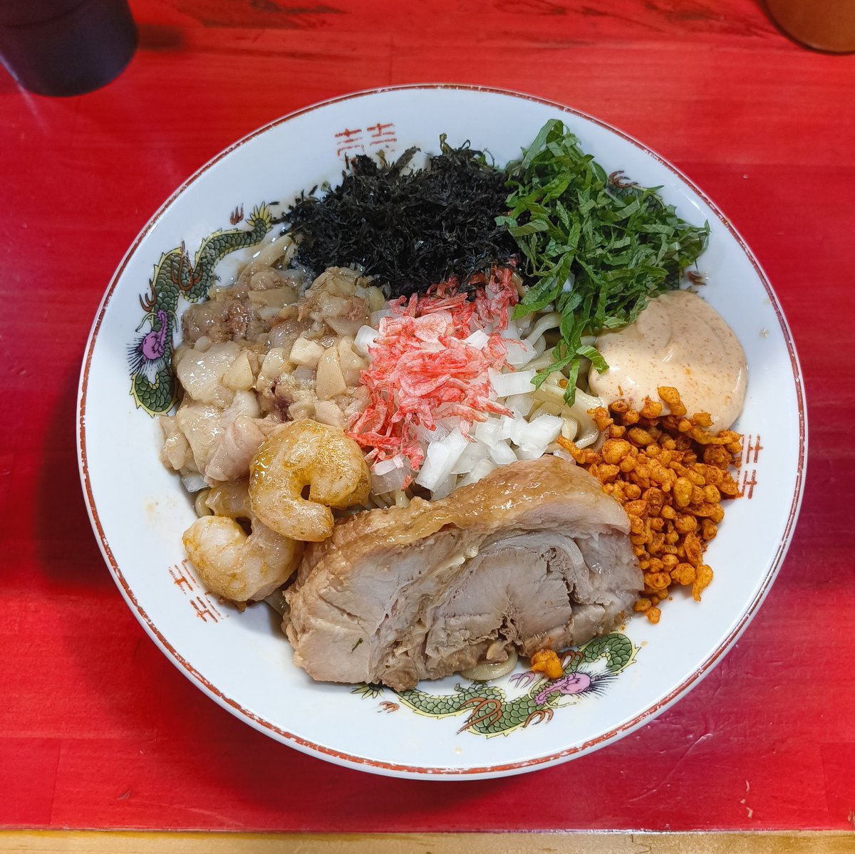 unkotroll's tweet photo. ラーメン鷹の目川口店
エビバターまぜそば
ブタ増し
アブラ辛揚げエビマヨ大葉

混ぜるとエビの香りがぶわぁと押し寄せてくる
そしてブタがうまかった https://t.co/dHTEE3pSOc