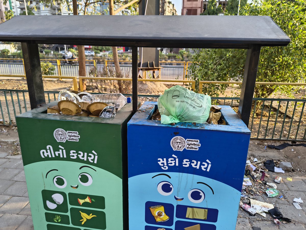 RakhdelAmdavadi's tweet photo. Dustbins are overflowing, please look into it @AmdavadAMC @AMC_Complaints. Seems marks are not getting deducted for this in Swachchh Sarvekshan 🙃.

Place: Nehrunagar to Shivranjani service road, on footpath Opposite to Ocean Park

Date: 19-Apr-25, 7:00 AM

#CleanAhmedabad https://t.co/WW0MlT25rW