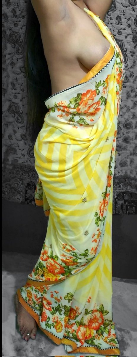 காலை வணக்கம் 
அண்ணி தூங்கி எந்திரிச்சு ப்ரா போடாம அக்குளும் மொலையும் காட்டி தலை வாருற