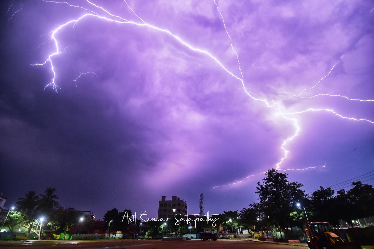 Asitkumar_AK's tweet photo. Bhubaneswar electrifies the night. ⚡️The power and beauty of nature on full display over Bhubaneswar.* #Bhubaneswar #Odisha #Lightning #Storm #NightSky #Weather https://t.co/FyxSTn4PkS