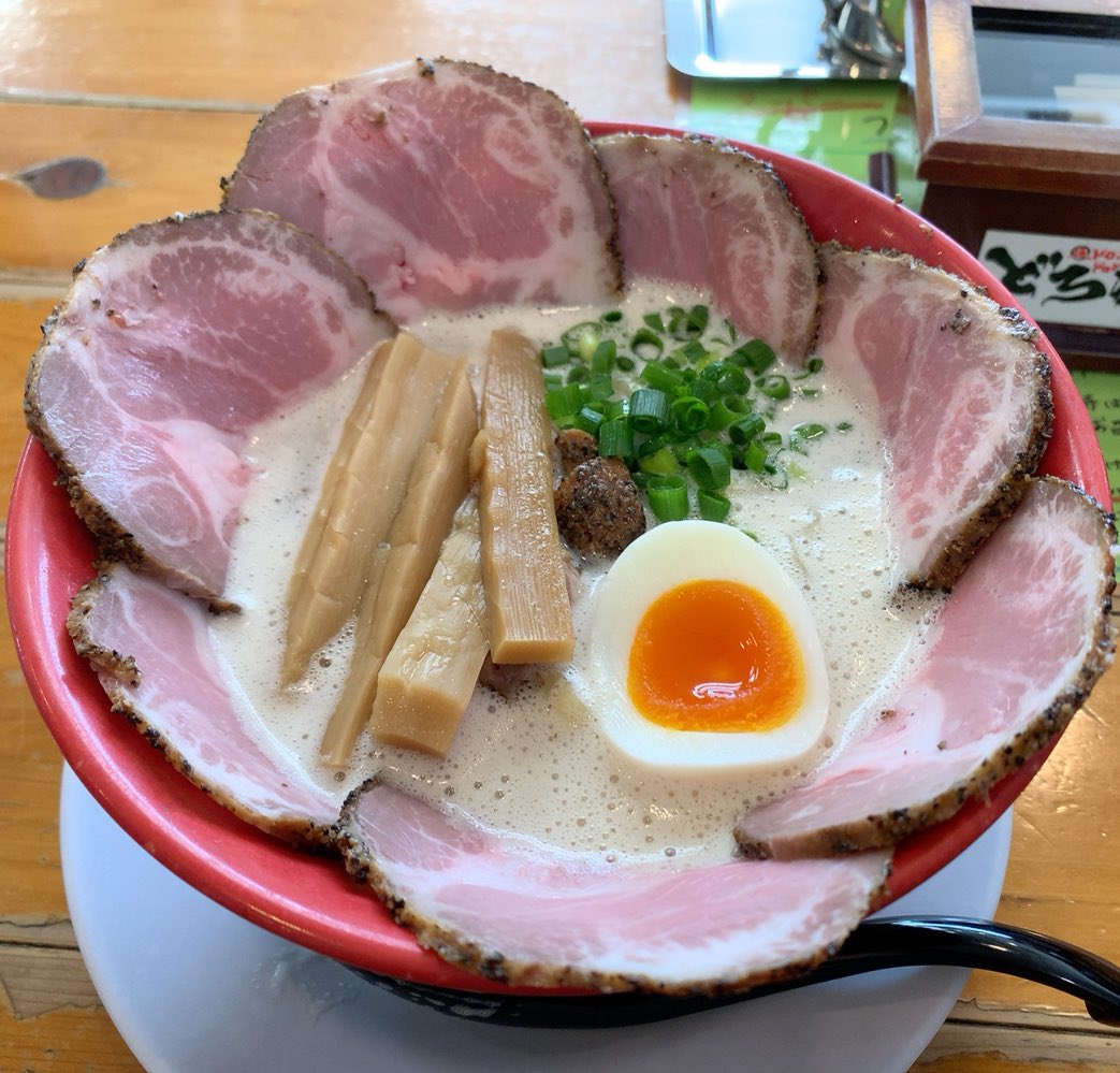 俺のラーメンあっぱれ屋(京都/城陽市)さんで「濁とろ塩チャーシューメン(大)」を戴きました♪
豚骨魚介の豊かな旨味にキリッとした塩の輪郭✨モッチモチの自家製麺がスープとの相性抜群👍✨旨~~~っ💝旨~~~っ😍旨~~~っ😻堪らんね🐱💕