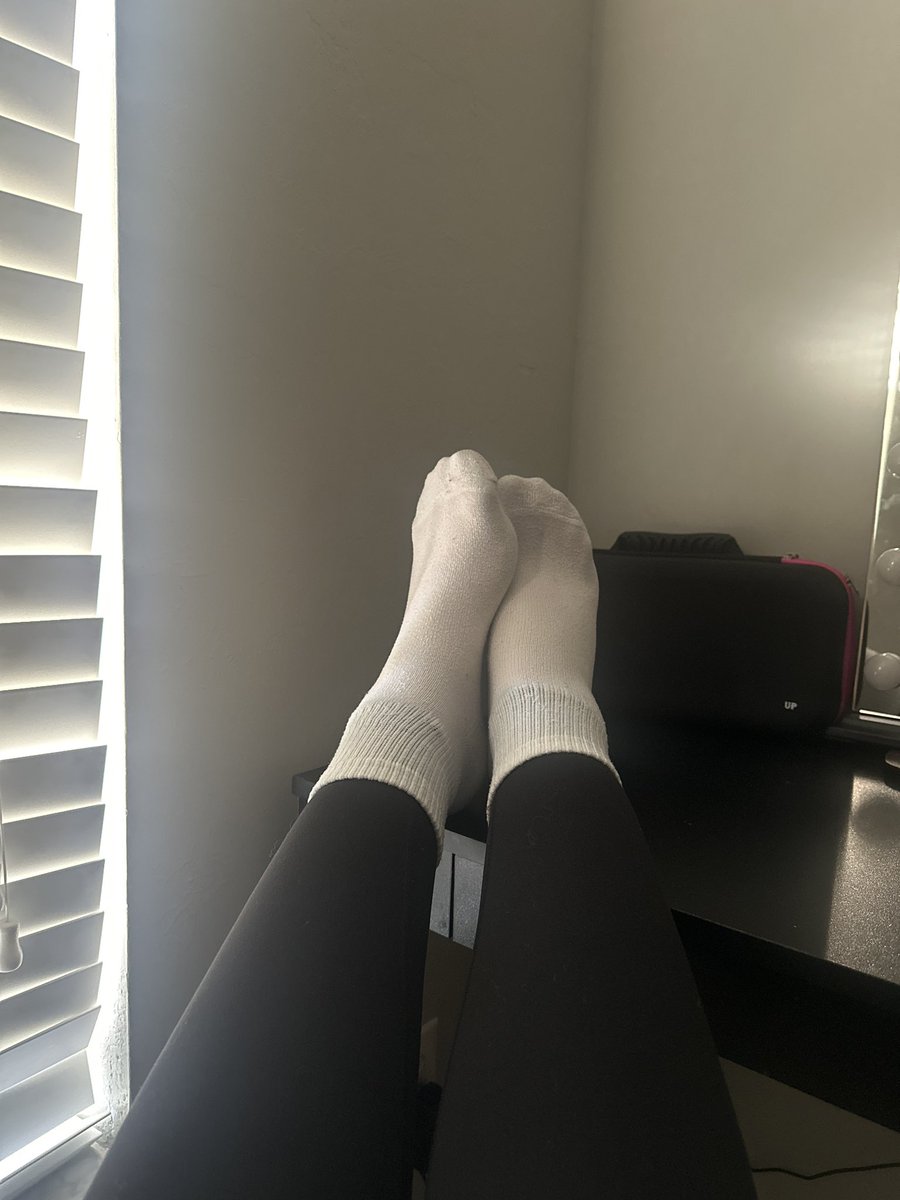bellawestOF's tweet photo. get on your hands and knees so I have a place to rest my pretty feet https://t.co/03zqRFt3cZ