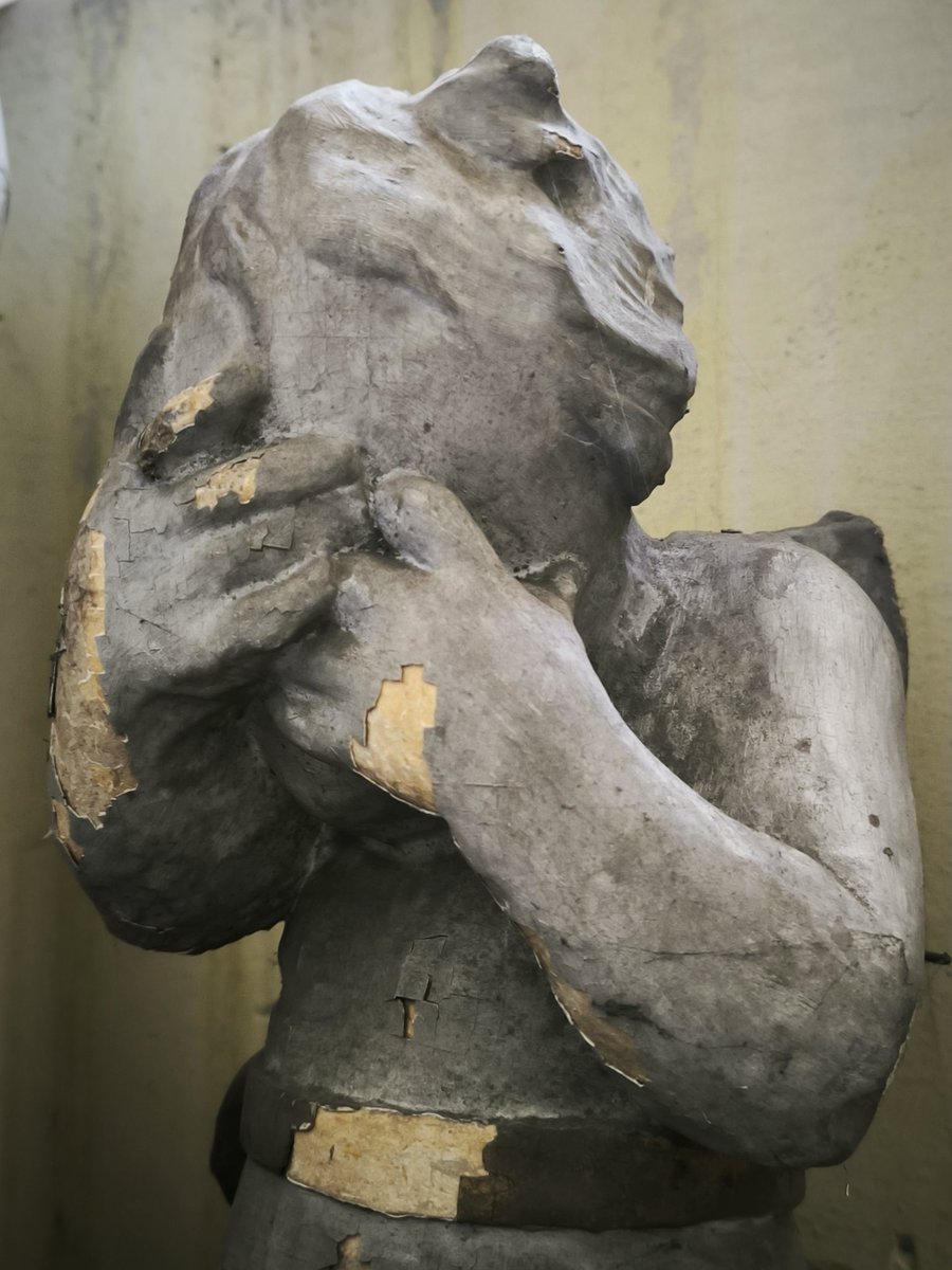 "Vinný nevinného,
Člověk Boha svého
Na smrt jest odsoudil. 
Ó, jak svět pobloudil!"

(Plačte andělové, motet, V. A. Michna)