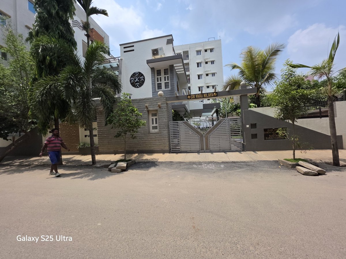 blurrypuzzle's tweet photo. Raising complain of a pet dog attacked me while noone was taking care of it and it stranded on the road infront of this house then later it entered in this house someone let it in...this is bullshit totally in city like these worthless dogowners @PoliceBangalore https://t.co/DR3YWhAOUv