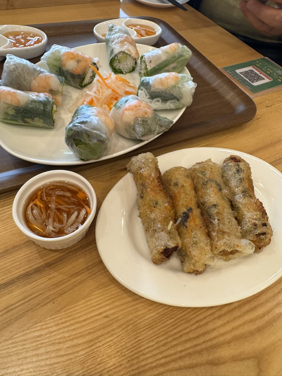 dashi_tsukkomi's tweet photo. 人形町のベト屋さんでランチです。揚げ春巻がついたブンとバインミーのセットがおすすめ。関西にも来てほしいです。 #bahnmi #pho #食文化 #ベトナム #ホーチミン #麺益力 #麺ジャーズ https://t.co/5kD8jGudIy