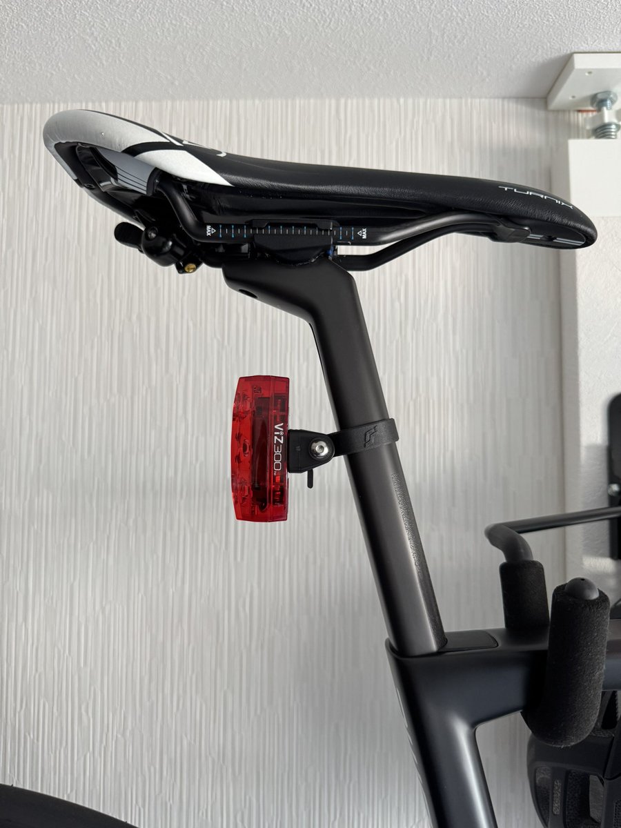 Niv225's tweet photo. SLR01にシーズデザインワークスさんの「キャットアイとめるちゃんE(BMC Teammachine SLR用)」を装着しました。
フレーム毎の専用設計でリアライトを綺麗に垂直に取り付けられる、完璧なデザインです!
#CSdesignworks
#Csデザインワークス https://t.co/SlWsDDz05J