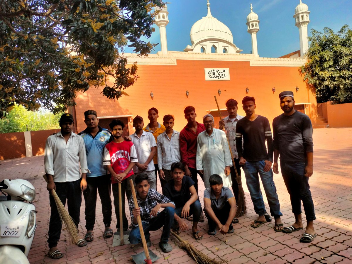 mkaindia's tweet photo. SERVICE TO HUMANITY
MKA Muhalla #Masroor, #Qadian conducts Waqar-e-Amal through cleaning initiatives
Promoting community service and a cleaner environment!
#Punjab https://t.co/IvDXqiiuGI