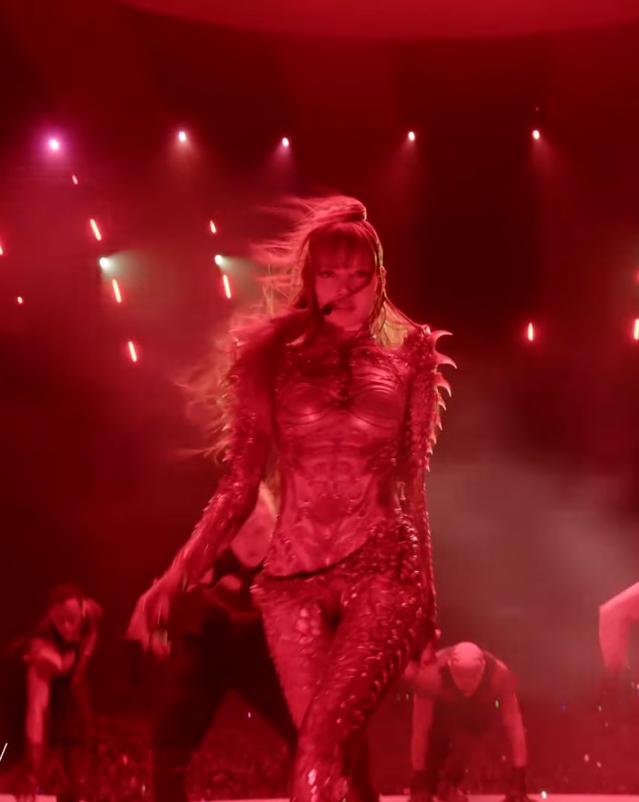 LiliesHome_'s tweet photo. Lisa and the wind are so crazy 🔥

ROCKSTAR LISA COACHELLA 
#LISACHELLA #Coachella2025
🍿🌴 https://t.co/gZMLYsl6sp