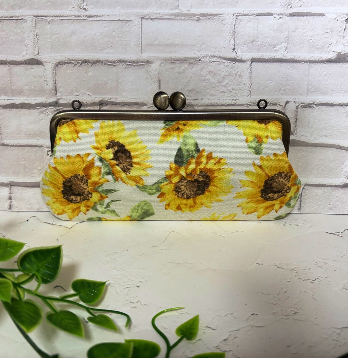 marchi_handmade's tweet photo. 5個口金つけたー！！！
私のイチオシはひまわり🌻✨

この生地とっても好き(♡˙︶˙♡) https://t.co/24v31DTvhV