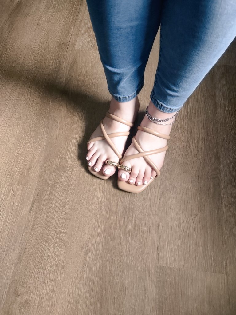 Useer0177's tweet photo. Need to look at a pretty pair of feet? https://t.co/XB72o85IFI