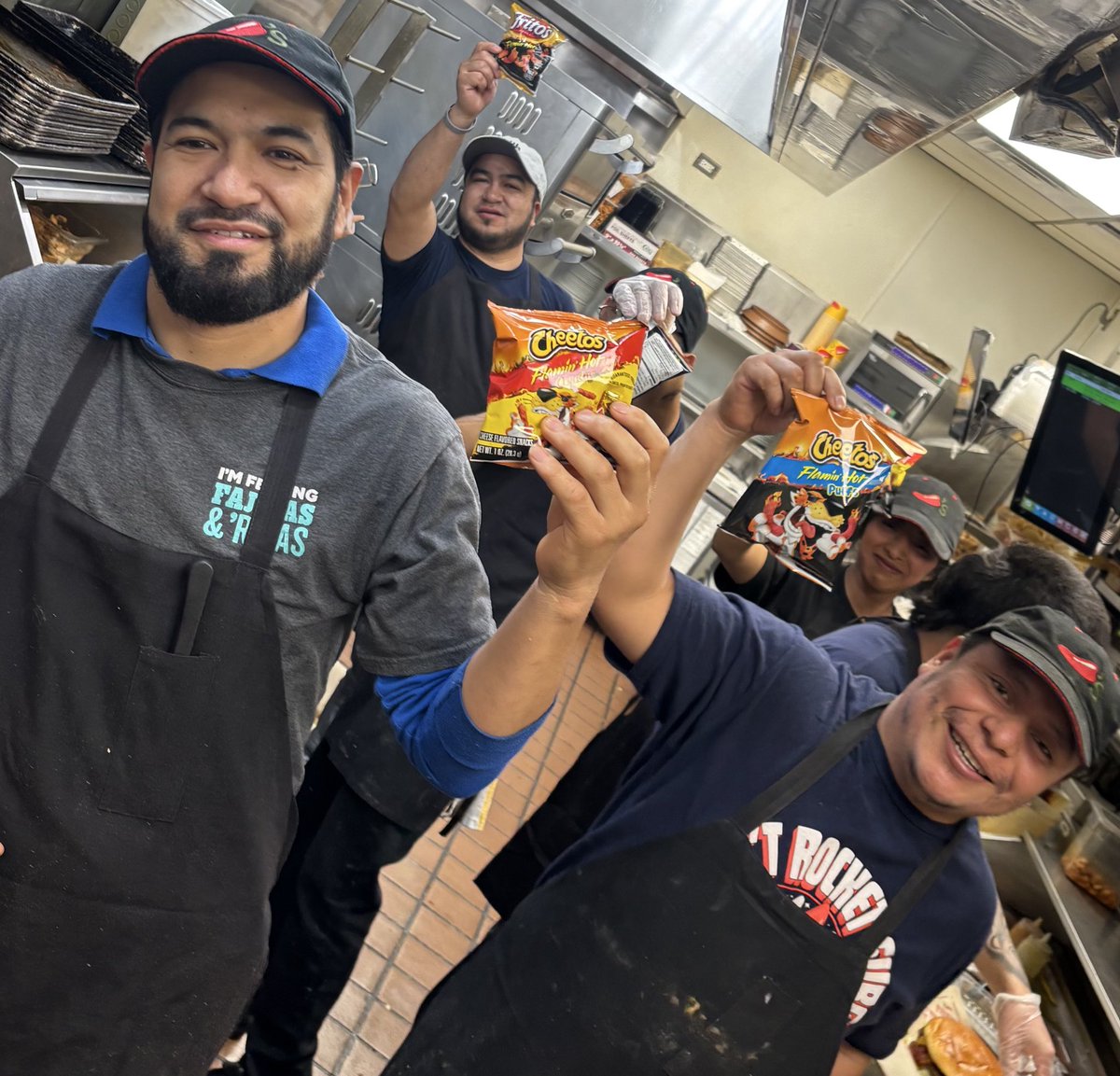 MyraTalley1229's tweet photo. Chip-Dip Day #FriendChipGoals #Chilislove @Chilis Love the Culture 😁🫶🏽 https://t.co/ofgj8NjTOy