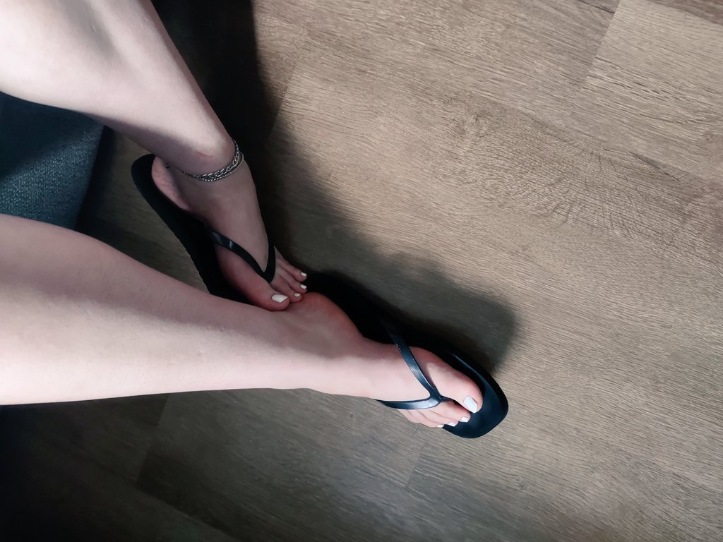 Useer0177's tweet photo. Need to look at a pretty pair of feet? https://t.co/XB72o85IFI