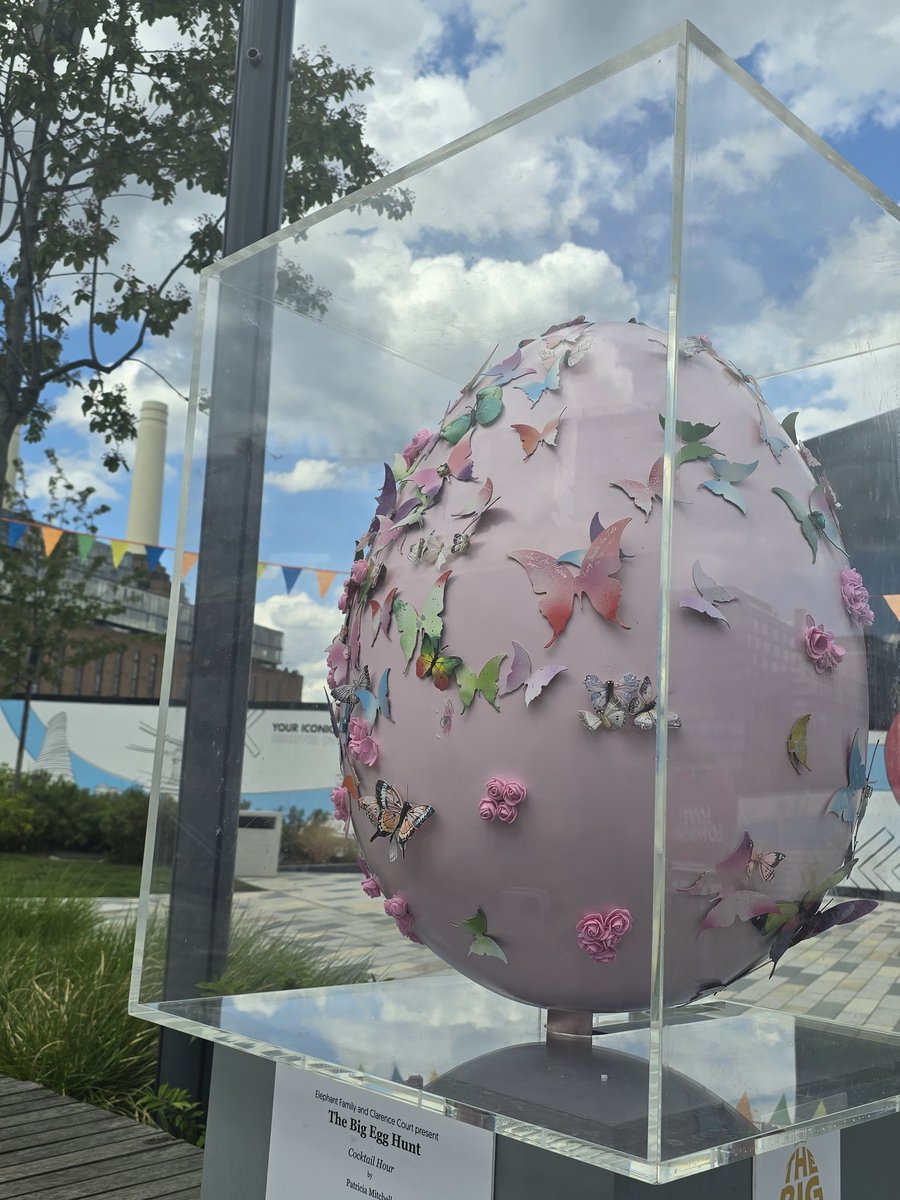 HAPPY EASTER 🐰 🐣.  Patricia I found your pink egg at Batersea  Powerstation 🙌 Love it!