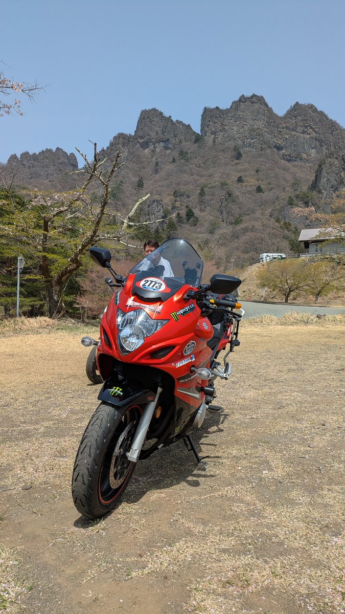 polder100's tweet photo. 【春バン】毎回フルーツに丸投げな春のツーリングです。
#妙義山
#駐車場
#おぎのや
#SUZUKI
#バンディット1250
#GSX650F https://t.co/kSo6Ka7BNo