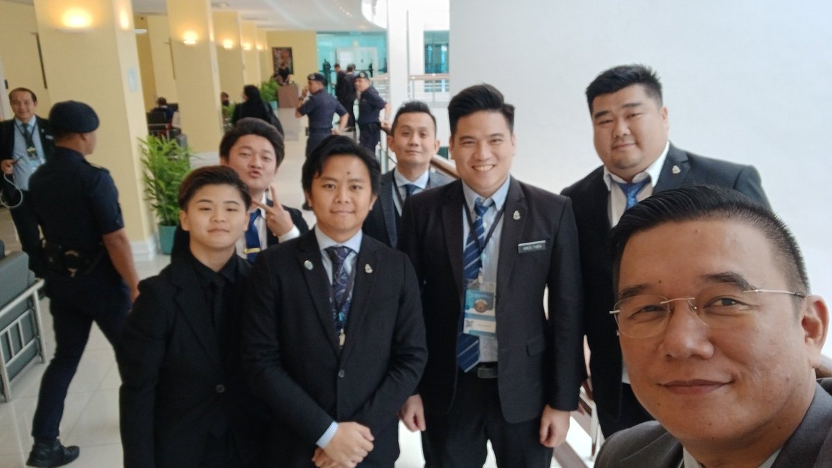 petrusconrad's tweet photo. 17.04.25
Kota kinabalu: berselfie bersama pegawai Datuk Menteri Ginger di Luar Dewan persidangan Negeri Sabah. https://t.co/vGHdHmxa8w