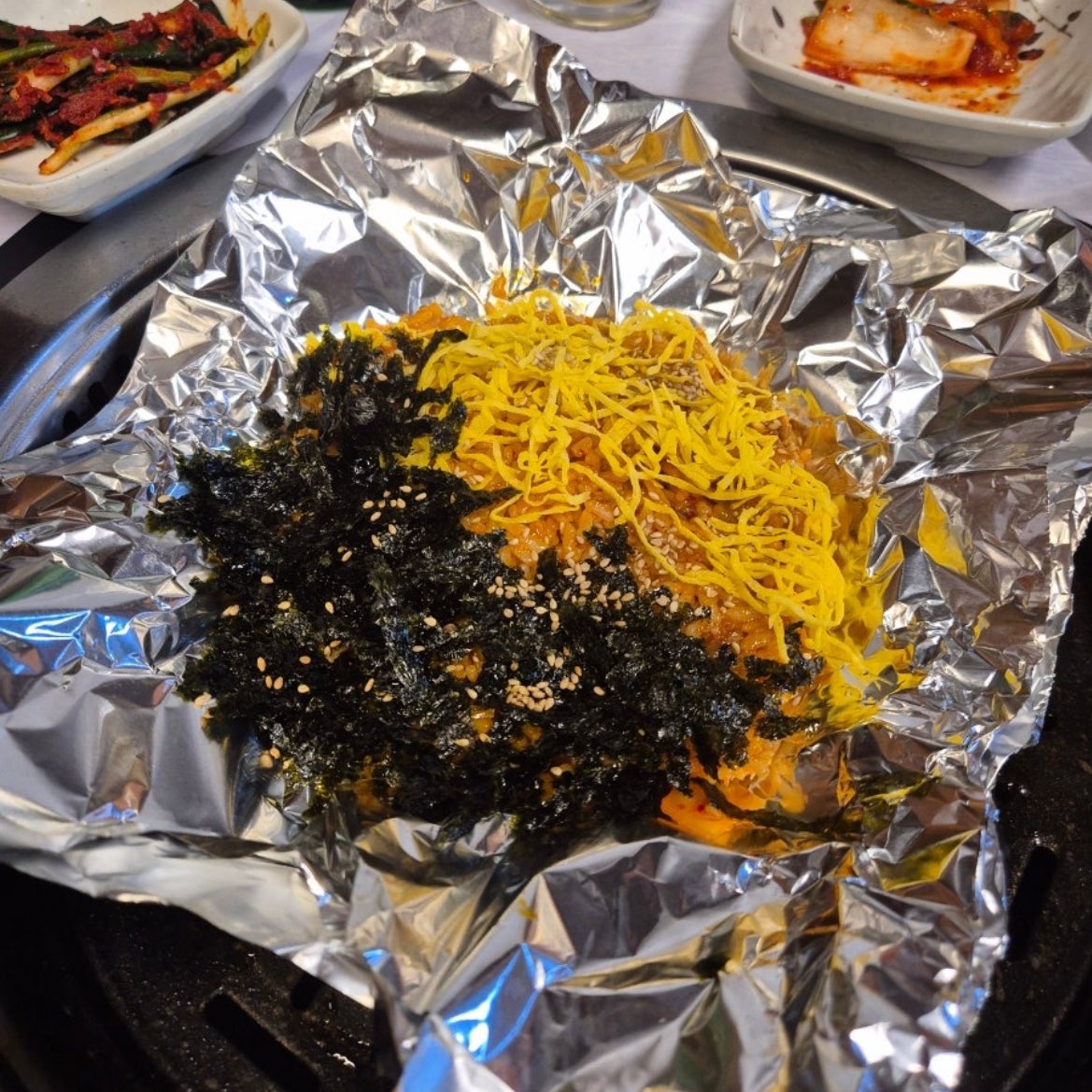 porebokumetsu's tweet photo. ねぇ韓国でもついに寒くもなく暑くもなく気持ちがいい季節になったよ!!!!종로3가の야장は日本人にもすでに有名だけどその中でもぜひここに行ってみて🫶お肉はめっちゃ美味しいし店外席が大通りじゃない所もあってメイン通りより落ち着いて食べれるよ!!あとキムチポックンパは必須!!!! https://t.co/SKpAzcYmm1