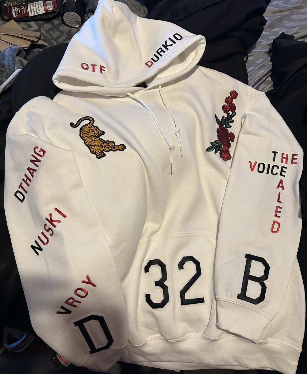 ReddDuhhh's tweet photo. @WifeyOvaHoes_ You sound like me he interact with me at every show !  Definitely not delusional ! He loves my outfits I make https://t.co/0Aa8XJVzkw