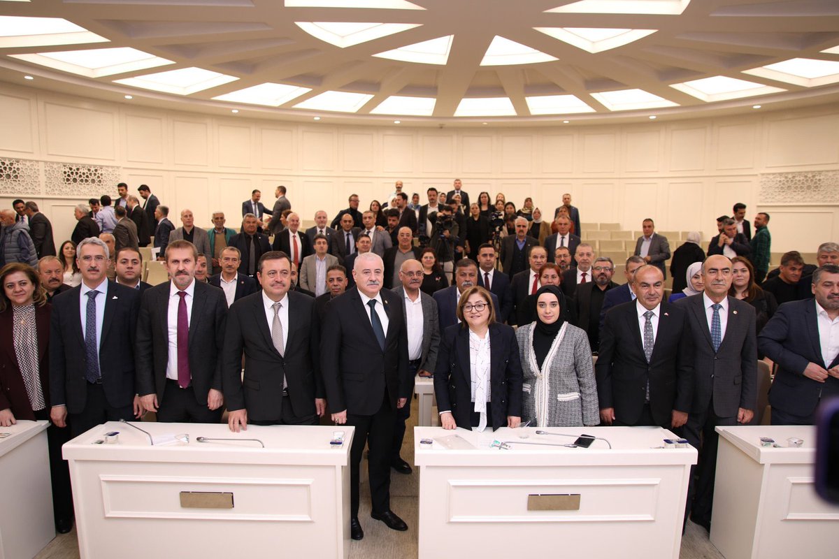 Yilmaz_feray's tweet photo. Bu başarı, bir ekip çalışmasının, ortak aklın ve Gaziantep sevgisinin eseridir. 

Büyükşehir Belediye Başkanımız Sn. Fatma Şahin’in, 2024-2029 Dönemi’nin 1’inci yılında planlanan vizyon projelerin son durumunu ve tamamlanan projeleri, devam eden yatırımları ve önümüzdeki döneme dair planlarımızı basın mensuplarıyla paylaştığı toplantıdaydık.

Altyapıdan ulaşıma, kentsel dönüşüm çalışmalarından çevre projelerine, konut yatırımlarından spora kadar birçok başlıkta Gaziantep’i daha yaşanabilir, daha güçlü bir şehir haline getirmek için attığımız her adımı sizlerle birlikte planlıyor, birlikte uyguluyoruz.

Planlı, kararlı ve vizyoner adımlarla #Gaziantep için çalışmaya devam edeceğiz.

@FatmaSahin 
@GaziantepBeld