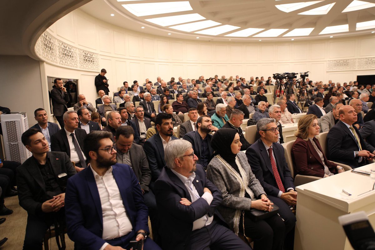 Yilmaz_feray's tweet photo. Bu başarı, bir ekip çalışmasının, ortak aklın ve Gaziantep sevgisinin eseridir. 

Büyükşehir Belediye Başkanımız Sn. Fatma Şahin’in, 2024-2029 Dönemi’nin 1’inci yılında planlanan vizyon projelerin son durumunu ve tamamlanan projeleri, devam eden yatırımları ve önümüzdeki döneme dair planlarımızı basın mensuplarıyla paylaştığı toplantıdaydık.

Altyapıdan ulaşıma, kentsel dönüşüm çalışmalarından çevre projelerine, konut yatırımlarından spora kadar birçok başlıkta Gaziantep’i daha yaşanabilir, daha güçlü bir şehir haline getirmek için attığımız her adımı sizlerle birlikte planlıyor, birlikte uyguluyoruz.

Planlı, kararlı ve vizyoner adımlarla #Gaziantep için çalışmaya devam edeceğiz.

@FatmaSahin 
@GaziantepBeld