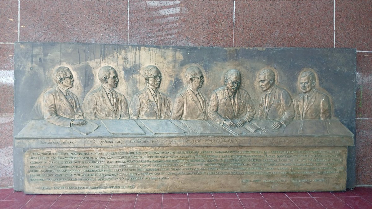 petrusconrad's tweet photo. 17.04.25
Kota Kinabalu : Di luar pintu masuk Dewan Undangan Negeri Sabah. Satu papan gangsa sejarah perjanjian Malaysia Agreement 1963. https://t.co/L42cNol0TX