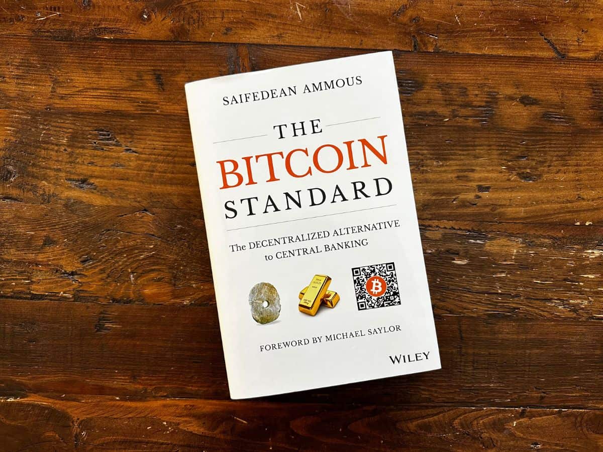Ekskamunikabo's tweet image. #BitgetBookChallenge

&quot;The Bitcoin Standard&quot; by Saifedean Ammous 🤍

It&apos;s not just about Bitcoin it dives into monetary history, sound money principles, and why Bitcoin could matter long-term. It&apos;s thought-provoking, even if you don&apos;t agree with all of it 👌🏻