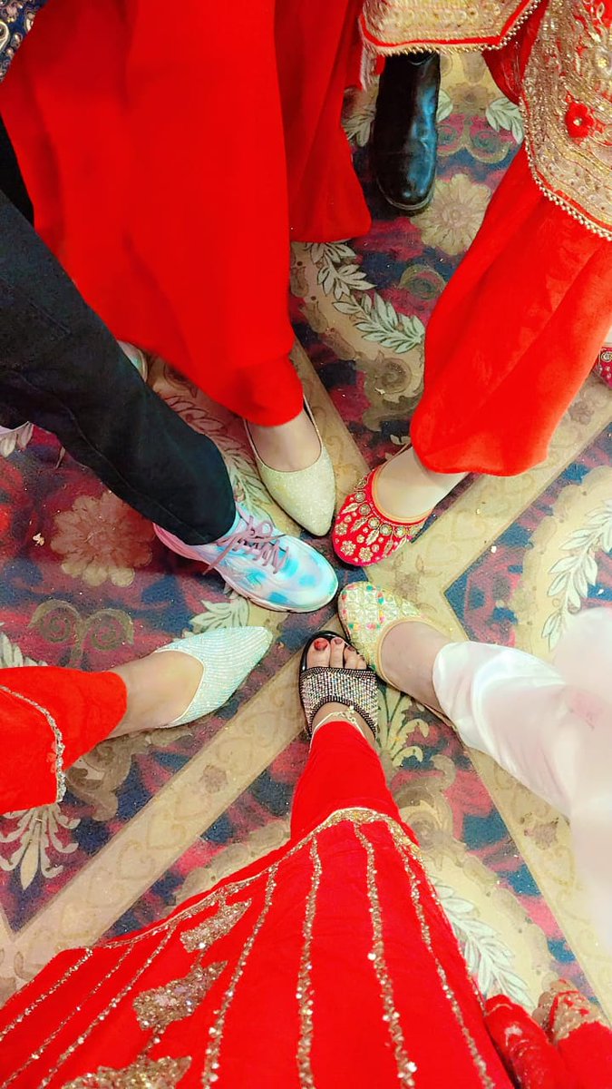UmaimaKhan68558's tweet photo. Guess mine!
✨
#phototime 
#hiddenzone 
#weddingseason https://t.co/GA1jEltIAA