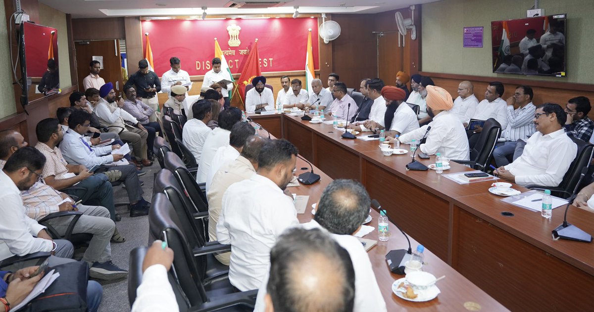 mssirsa's tweet photo. Held a productive meeting with officials from MCD, PWD, DJB, BSES, DUSIB & IFC at the District Magistrate West office to discuss strategy and actions to combat illegal construction, polluting establishments and encroachment in Rajouri Garden.

Led by CM @gupta_rekha Ji, we remain committed to make coordinated efforts for better roads, drainage, water, power & sanitation services for residents.