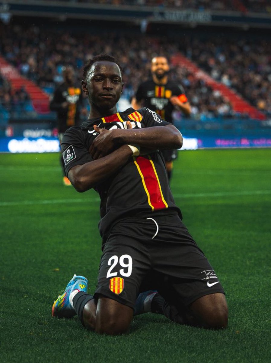 ActuFoot_'s tweet image. La célébration façon Kylian Mbappé faite par Oucasse Mendy (FC Martigues) hier sur la pelouse de Caen, relégué en National. 🐸

@fc_martiguesoff