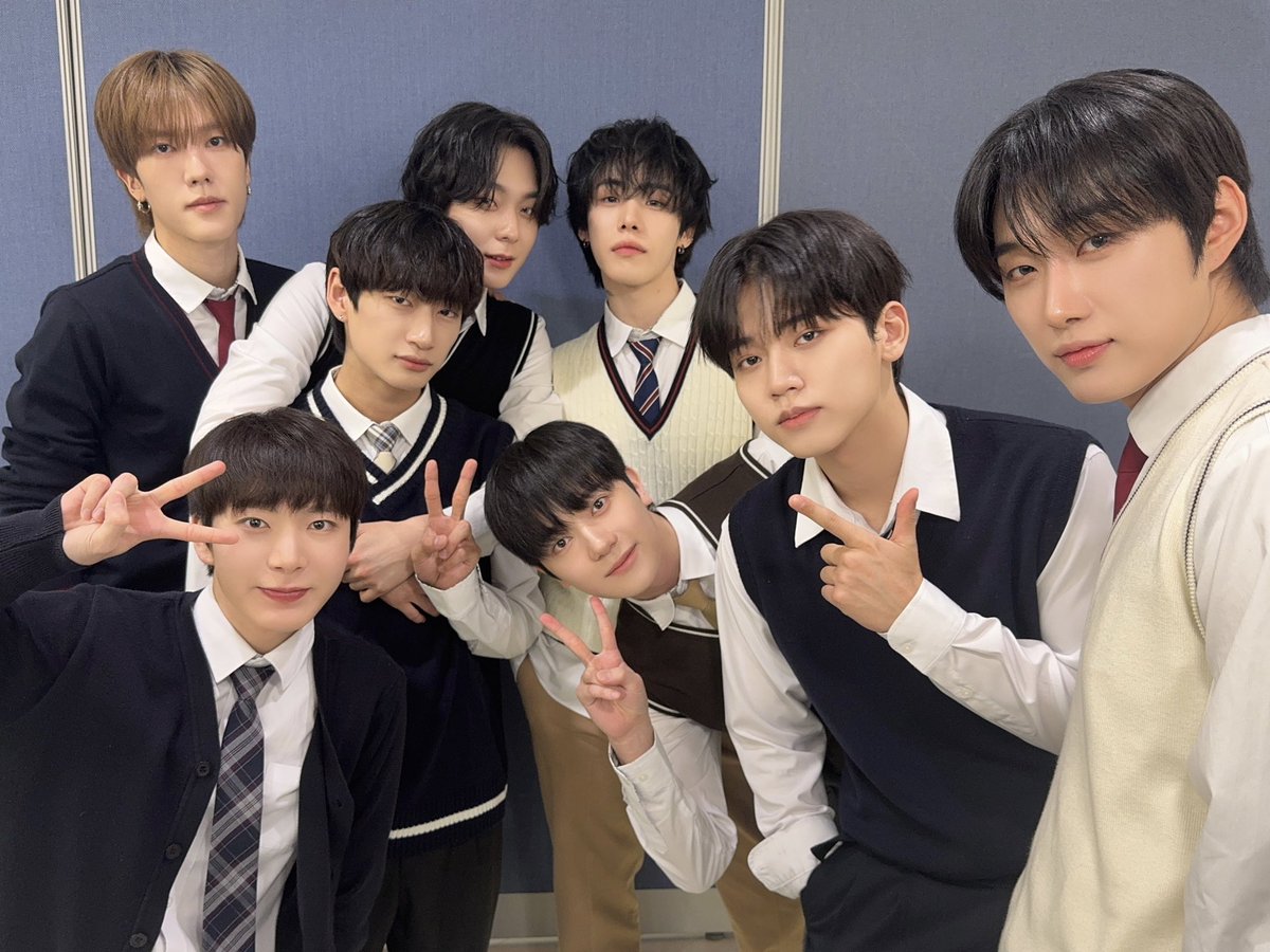 OmegaX_official's tweet photo. 100억 부자 vs 교복 오엑이
교복 오엑이
1000억 부자 vs 교복 오엑이
교복 오엑이
100조 부자 vs 교복 오엑이
교복 오엑이
1000경 부자 vs 교복 오엑이
교복 오엑이
1000간 부자 vs 교복 오엑이
교복 오엑이
1000항하사 부자 vs 교복 오엑이
교복 오엑이

우리 오엑 무리얌💕

#OMEGA_X #오메가엑스 https://t.co/52B3TlVXto