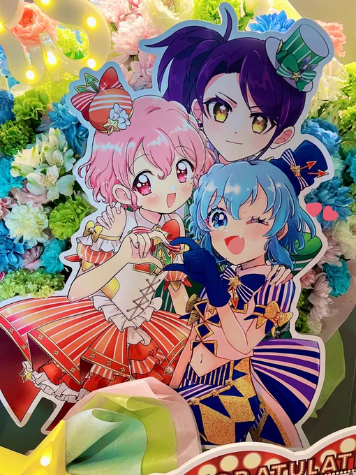 単独イメージで電飾ピカピカでドレシの3人が花束に包まれているイメージまつりさんとまゆさんと一緒に愛とエールいっぱい詰みましたゆめのはウサギとドロシー描いたよ愛のコトバ ドレッシングパフェ 