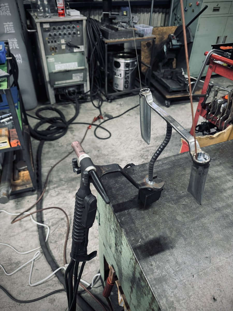 VKIPEY5hTjSX925's tweet photo. 貰い物のスパナとメガネ、材料の端材を使ってキースタンドとスマホスタンド、TIG用のトーチホルダーを製作🛠️

こんなものも作ってます😄

#RiverShoal
#RiverShoalIronWorks
#リバーショール
#リバーショールアイアンワークス
#三重県三重郡川越町
#ワンオフ屋
#キースタンド
#スマホスタンド https://t.co/opfExwXpVi