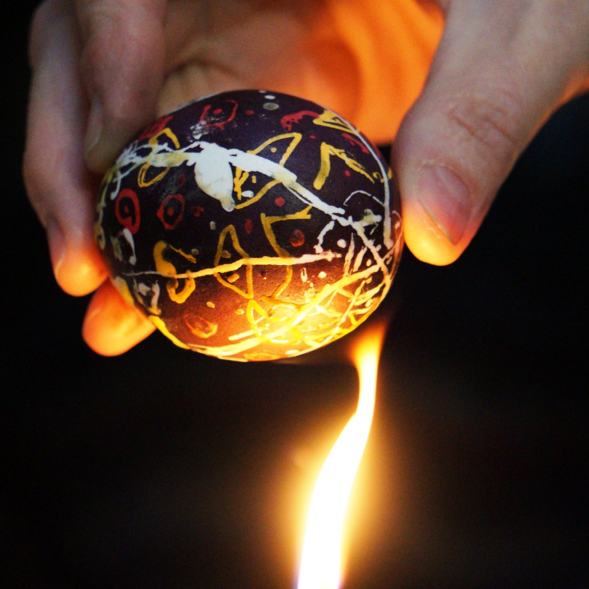 🥚 Our colleagues in the city of Brasov organised a workshop with a local artisan in which participants learned about the Romanian tradition of egg decorating for Easter.

#IOMRomania #Migrants #Integration #HappyEaster #MigrantInclusion #IOMBrasov