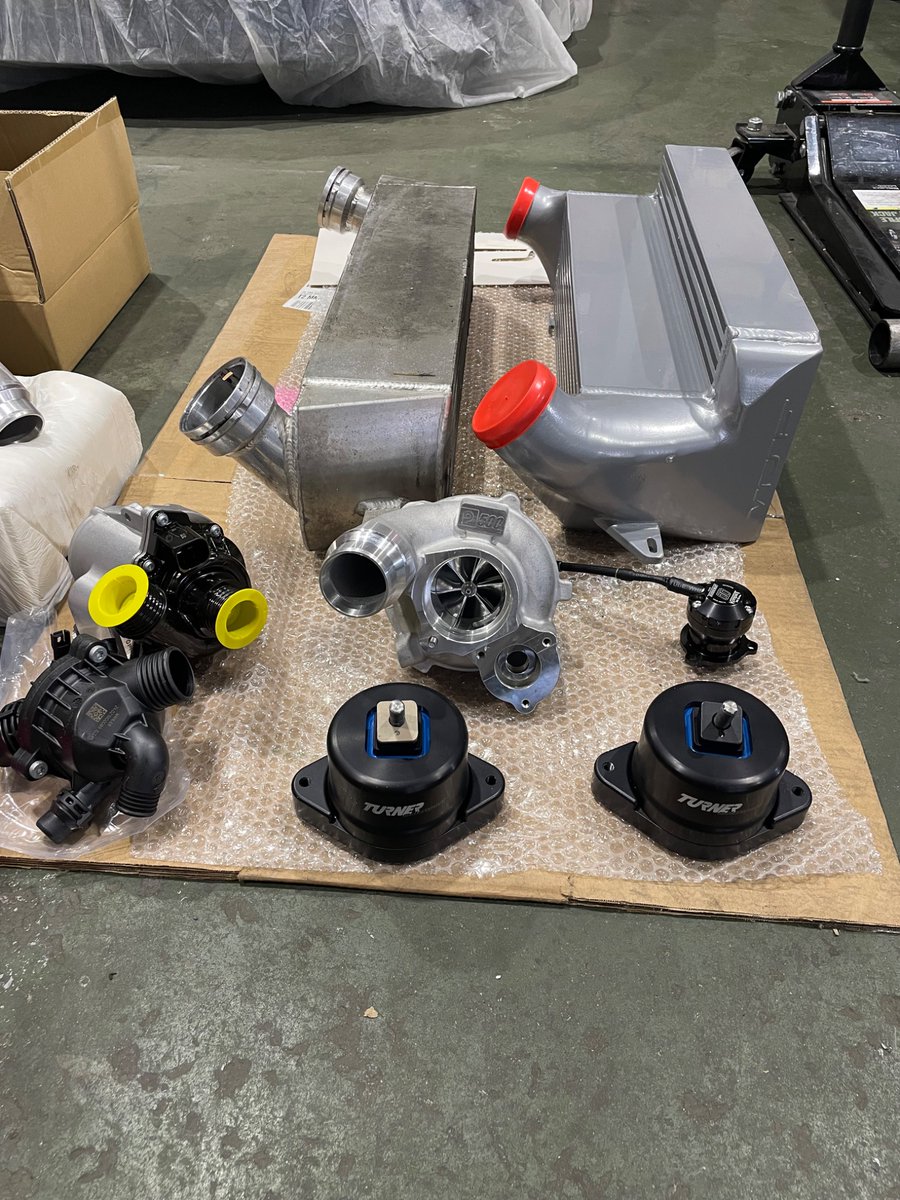 海外よりパーツが届いたので恒例お眺めの儀式
走れなかった悔しさもこれで浄化できます
自慢に映っていたらすみませんがご容赦ください
来シーズンに向けて車も腕も磨いていきたいと思います