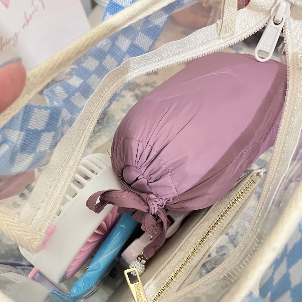 aku beli tas pvc dan ternyata gemesss juga🤣 warna sky blue, pink dan lilac 🎀

CAKEPP BANGETT ASLI udah free sticker plus poca holder🥰 #bloomyreview