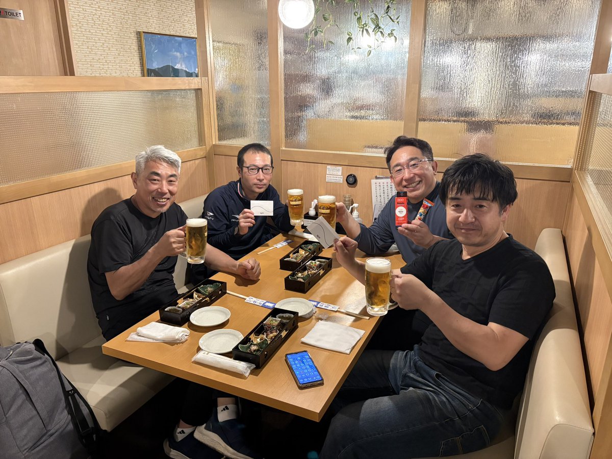 航ちゃんに誘ってもらい「よてり杯」に近所のおじさんチームで参戦しました🏓
ちなみに今日は私の誕生日🎂これからは52才を行ったり来たりで頑張ります💪
参加チームも多くとっても盛り上がり楽しい大会でした🎶吉山君ありがとー❗️
ビクトリーマッチ2回勝てたので良い誕生日😉これから皆で乾杯です🍻