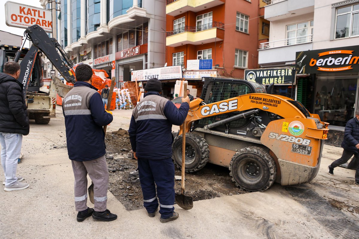 ihsankurnaz55's tweet photo. İlkadım adeta şantiyeye döndü 👏

Her caddede, her sokakta hummalı bir çalışmanın içindeyiz. 🤝

Ekiplerimizle birlikte gece gündüz demeden asfalt seriyor, İlkadım’ın yollarını yeniliyoruz.

Çünkü bu şehir her şeyin en iyisini hak ediyor.❤

#HerAnındaHepYanında #İlkadım https://t.co/KolSMD7Tb3