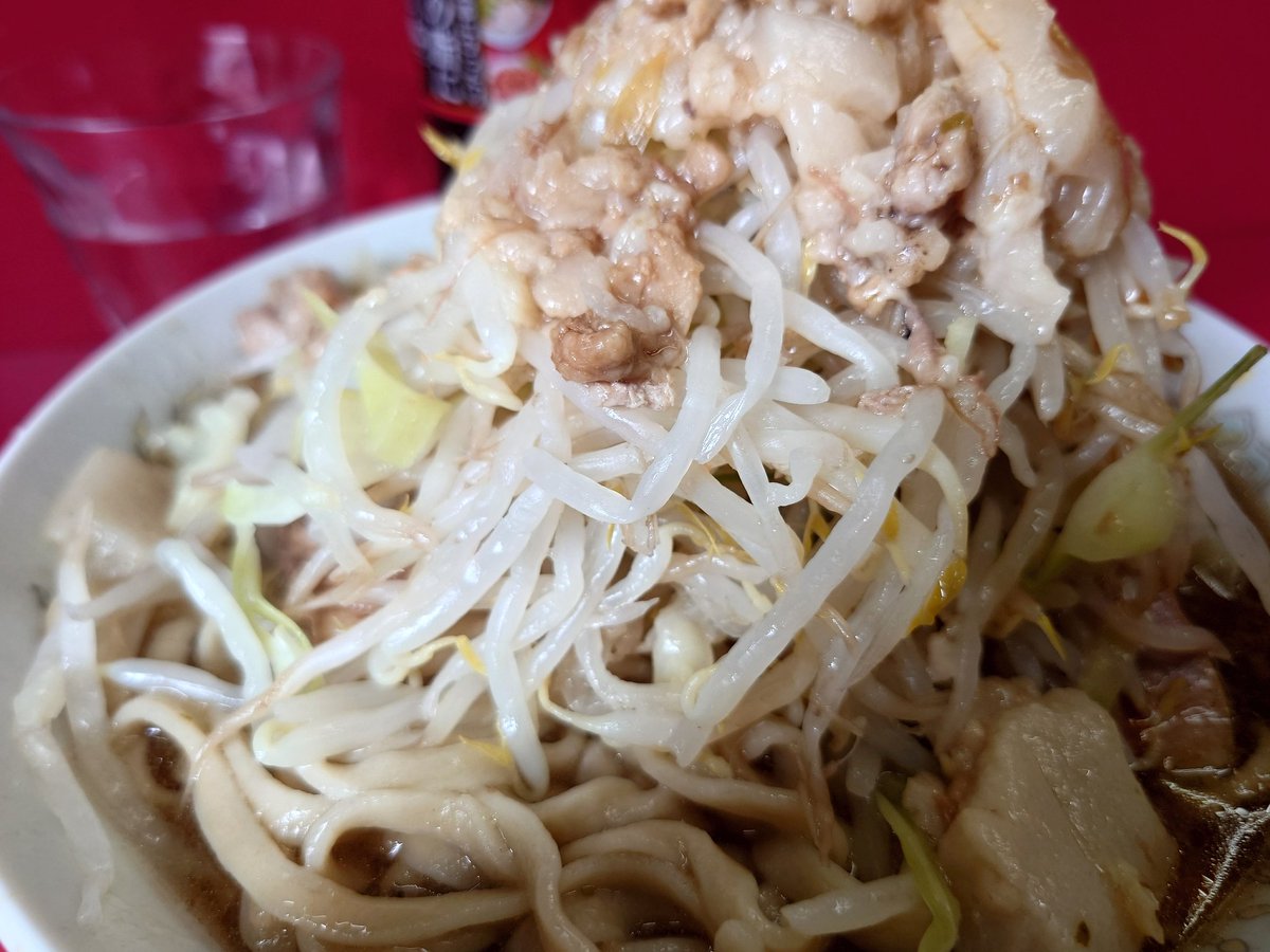 gassy_t's tweet photo. ラーメン二郎三田本店さんに行ってきました
小豚ラーメンをニンニクマシマシ、ヤサイ、アブラで頂きました
2枚目の写真めちゃくちゃカッコ良くないですか？
カッコ良すぎて待ち受けにしてしまった
大変美味しく頂きました
素敵な１杯ありがとうございました https://t.co/WsgXmasJv9