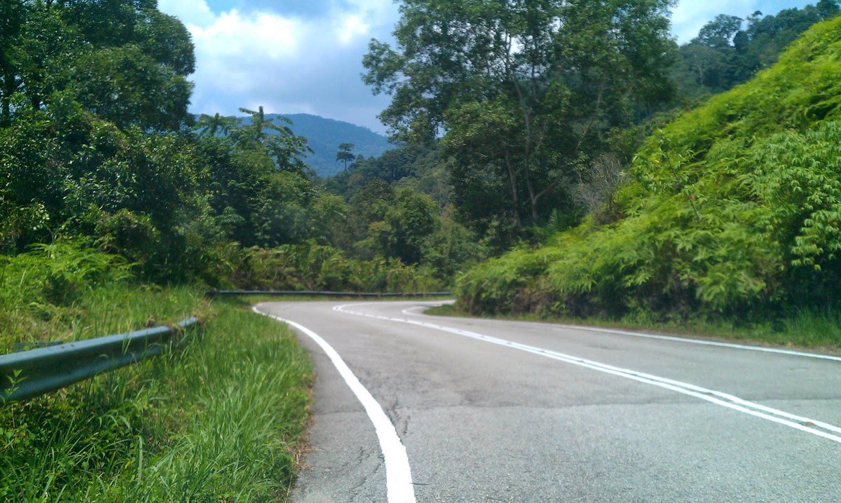 fedtriyahya's tweet photo. Kalau anda… pilih yang mana?

A. Sesak  ( 5 jam baru sampai )
B. Sunyi, naik bukit turun bukit, banyak selekoh. ( 2 1/2 jam ) https://t.co/JYc4wxLNU9